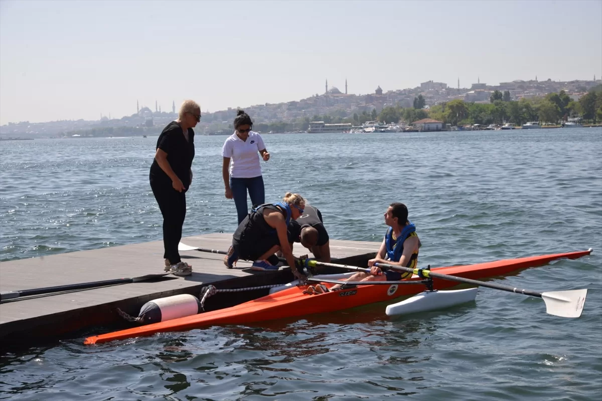 Para kürek tekneleri Haliç'te suyla buluştu