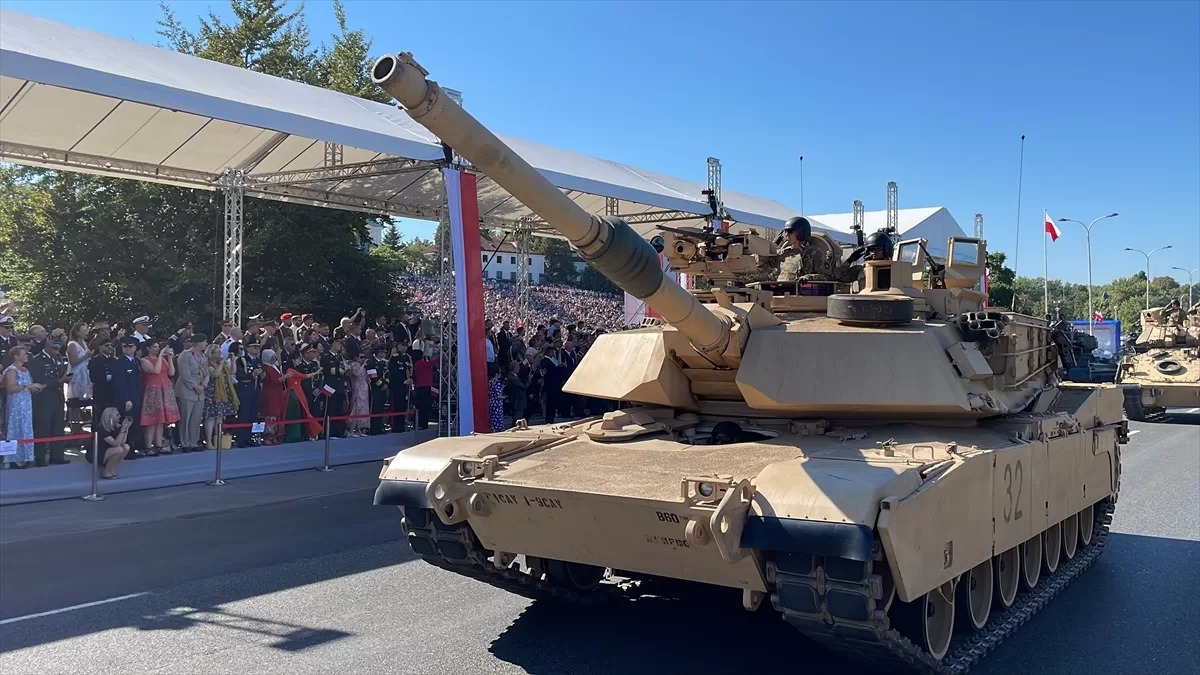 Polonya'da 2 binden fazla askerle geçit töreni düzenlendi