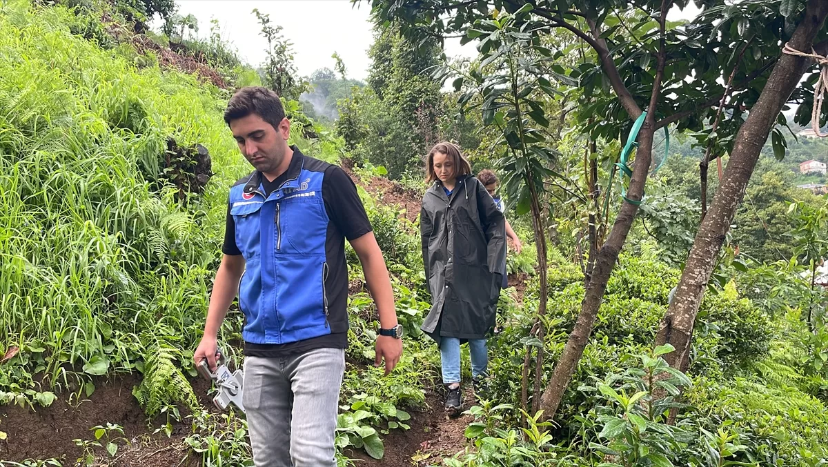 Rize'de AFAD ekipleri şiddetli yağış sonrası boşaltılan evlerde inceleme yaptı