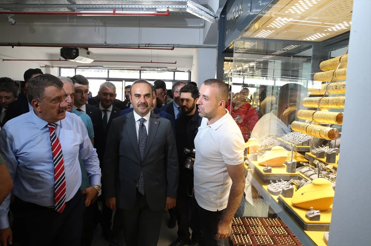 Sanayi ve Teknoloji Bakanı Kacır, Malatya'da Dünya Kayısı Ticaret Merkezi'ni ziyaret etti: