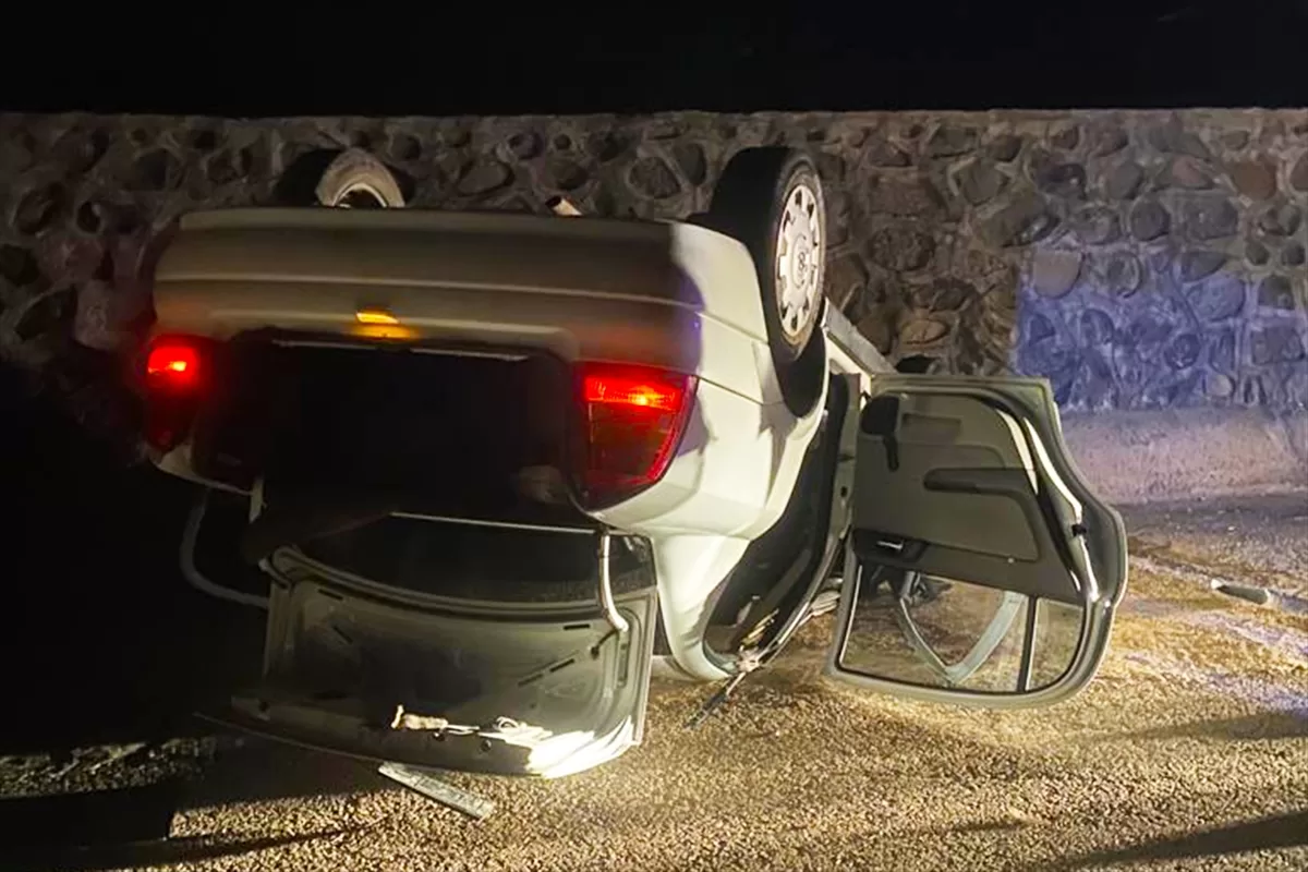 Şanlıurfa'da şarampole devrilen otomobildeki 5 kişi yaralandı