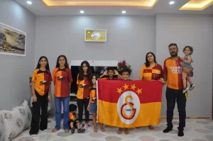 MARDİN (AA) – Mardin'in Kızıltepe ilçesindeki sarı kırmızı boyalı evde
