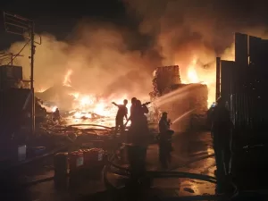 İSTANBUL (AA) – Sarıyer'de kağıt ve plastiklerin depolandığı geri dönüşüm