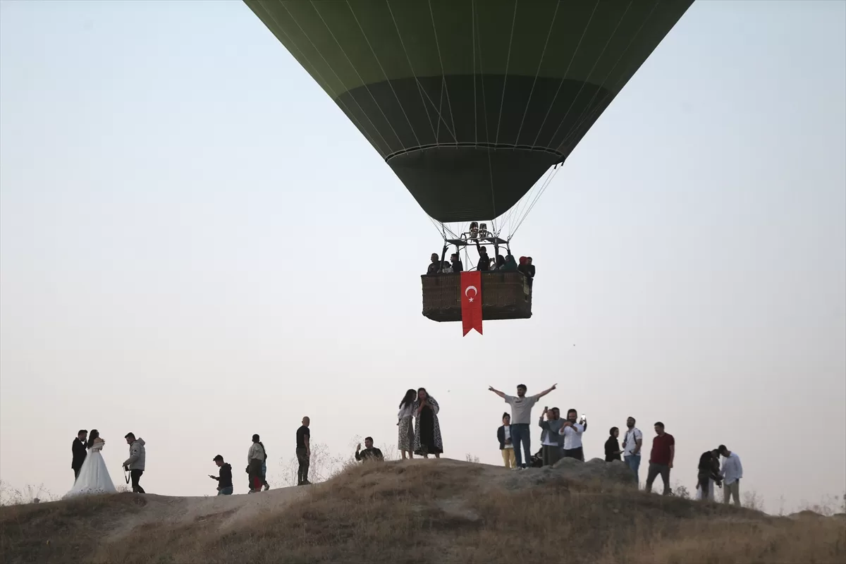 Sıcak hava balonları Kapadokya semalarında Türk bayraklarıyla süzüldü