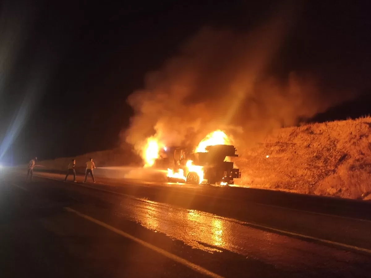 Siirt’te seyir halindeyken alev alan vinç yandı