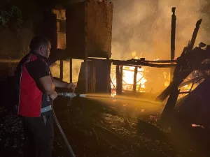 SİNOP (AA) – Sinop'un Ayancık ilçesinde ahşap ev yandı. Doğanlı