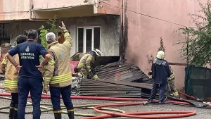 İSTANBUL (AA) – Sultanbeyli'de 4 katlı binanın çatısında çıkan yangın