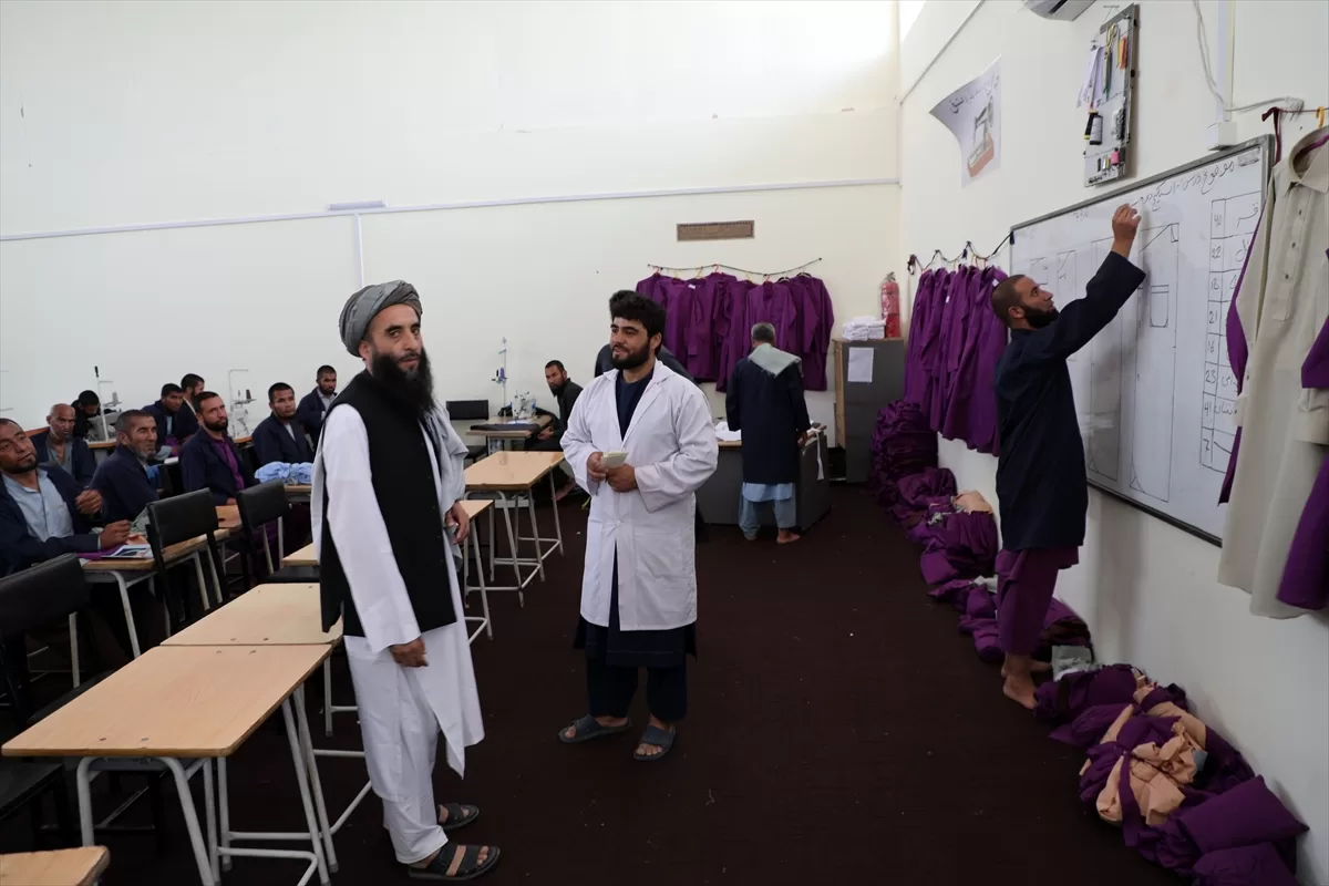Taliban yönetimi, tedavi ettiği uyuşturucu bağımlılarını meslek öğreterek topluma kazandırıyor