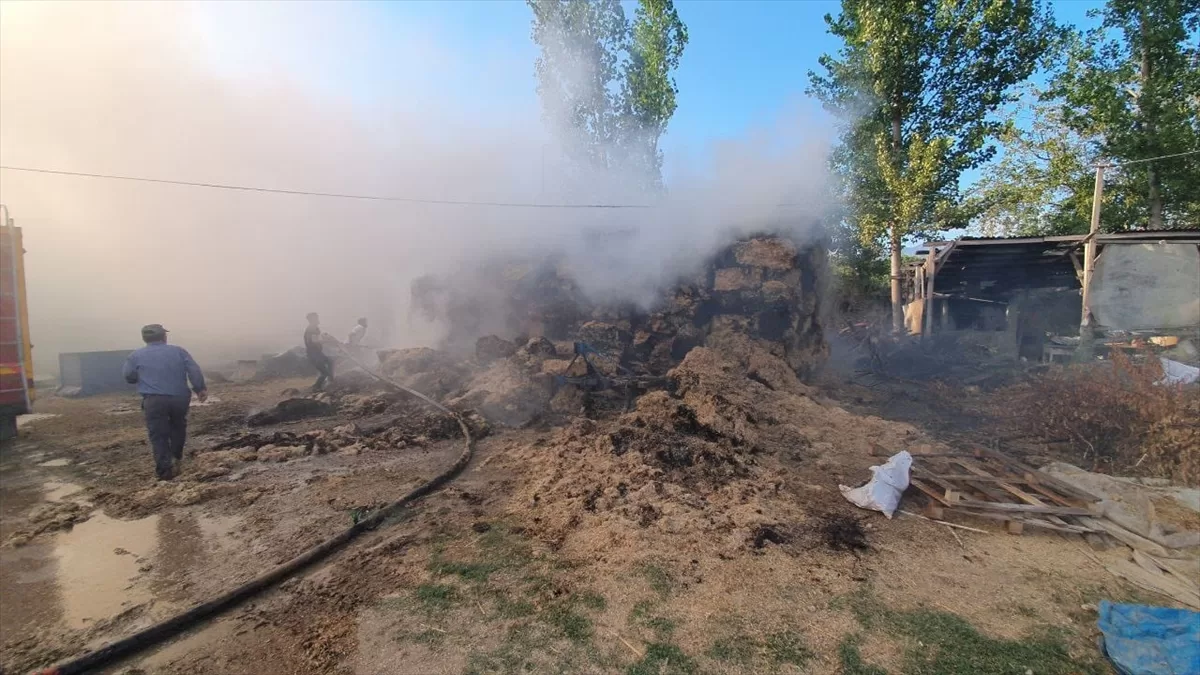 Tokat'ta çıkan yangında 2 bin balya saman zarar gördü