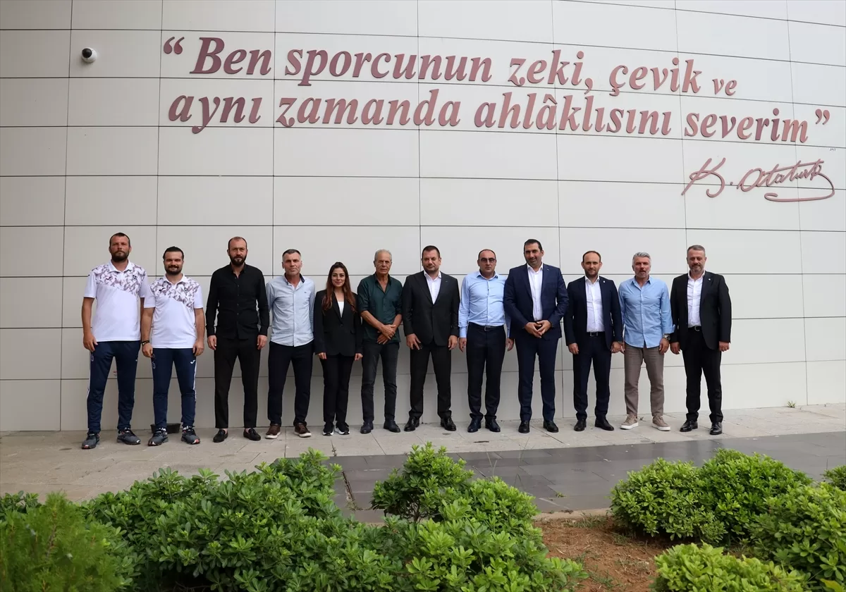 Trabzonspor Başkanı Ertuğrul Doğan, Özkan Sümer Futbol Akademisi'ni ziyaret etti