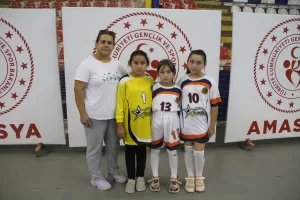 - Amasya'da devam eden Mini Mini Hentbol Türkiye Şampiyonası'na katılan
