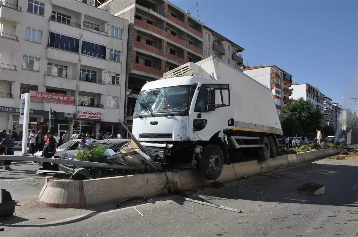 Yozgat'ta freni patlayan kamyon 8 araca çarptı, 3 kişi yaralandı