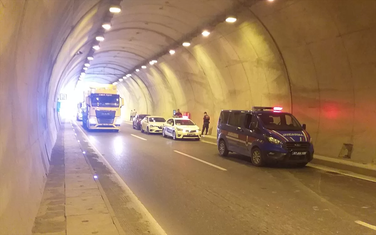 Zonguldak'ta yolcu otobüsü ile kamyonetin tünelde çarpıştığı kazada 3 kişi yaralandı