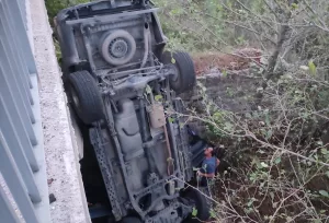 ADANA (AA) – Adana'nın Kozan ilçesinde dere yatağına devrilen pikaptaki