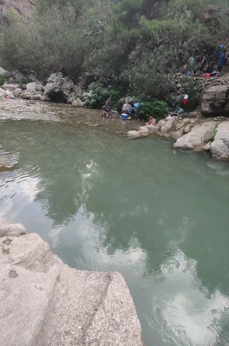 Adana'da yüzerek girdiği şelalenin kayalık kısmında mahsur kalan vatandaş kurtarıldı