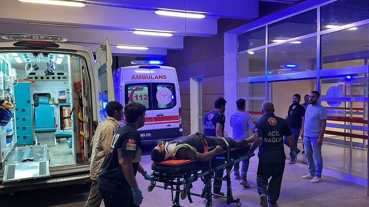 Adıyaman'da kule vinçten düşen 2 işçi yaralandı
