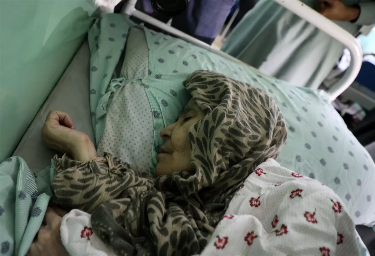 Afganistan'da ailesinin 25 yıldır bir odada hapsettiği kadın kurtarıldı