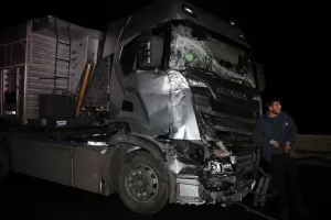 AFYONKARAHİSAR (AA) – Afyonkarahisar'ın Sandıklı ilçesinde tırla yolcu otobüsünün çarpışması