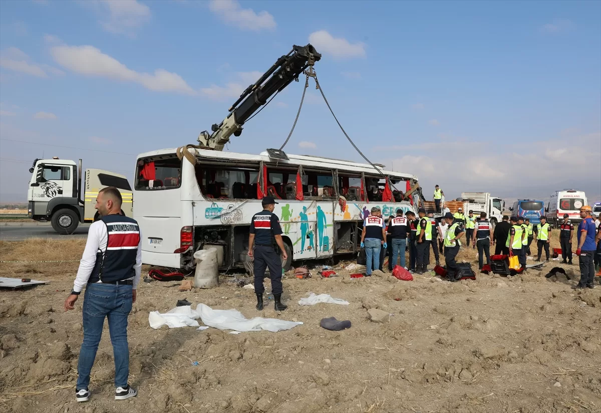 GÜNCELLEME 2 – Amasya'da devrilen yolcu otobüsündeki 6 kişi öldü, 35 kişi yaralandı