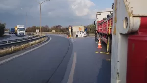 KOCAELİ (AA) – Anadolu Otoyolu Gebze gişeleri bağlantı yolunda devrilen