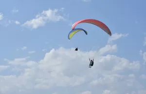 ANTALYA (AA) – Güneşli havanın etkisini yitirmediği Antalya'da, tatilcilerin sahillerde