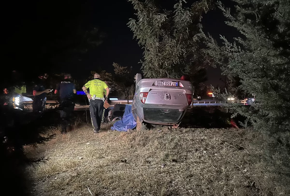 Antalya'da refüje çarparak devrilen otomobilin sürücüsü öldü