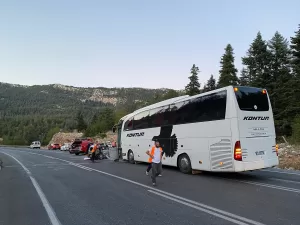 ANTALYA (AA) – Antalya'nın Akseki ilçesinde yolcu otobüsüyle otomobilin çarpışması