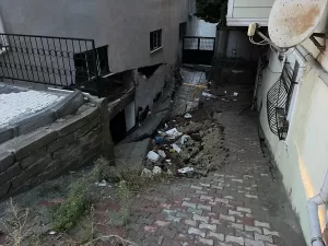 - Bodrum katlarını su basan binalarda itfaiye ekipleri tahliye çalışması