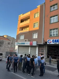 İSTANBuL (AA) – Arnavutköy'de yan tarafındaki inşaat çalışması sırasında kayma