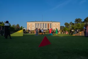 - Sanatçı Mehmet Ali Uysal'ın Fransa Büyükelçiliği'nin bahçesi için yaptığı