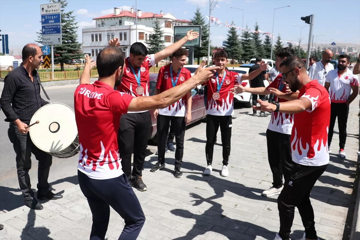 Avrupa şampiyonasından madalyalarla dönen kick boksçular Erzurum'da coşkuyla karşılandı