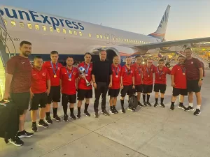 - Uçuş öncesi anons yapan pilot, milli sporcuların ve antrenörlerin