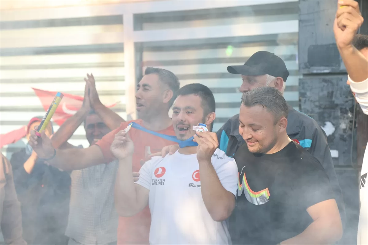 Avrupa şampiyonu down sendromlu milli judocu Ahmet Ünal, Çubuk'ta coşkuyla karşılandı