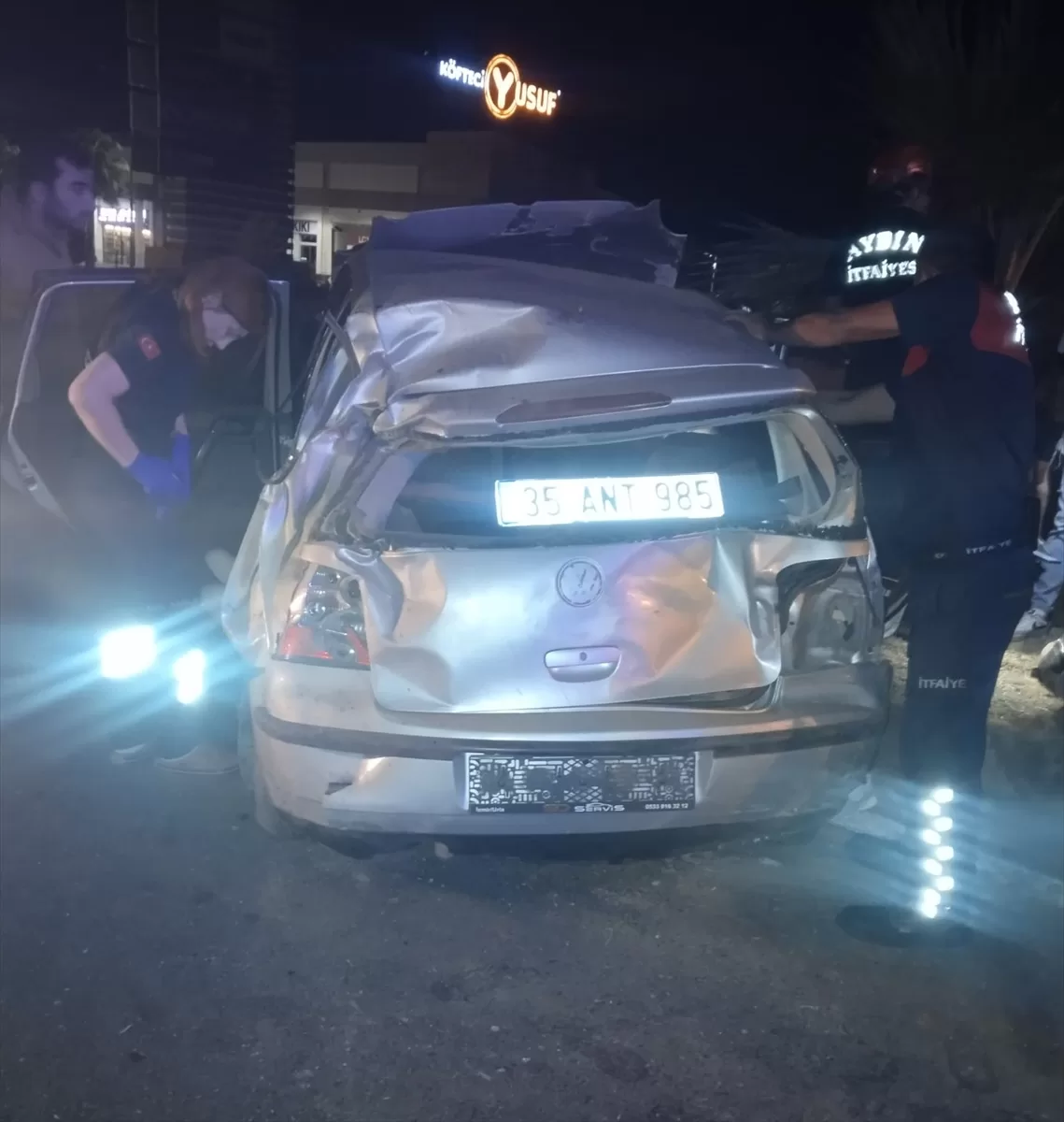 Aydın'da aydınlatma direğine çarpan otomobildeki 1 kişi öldü, 3 kişi yaralandı