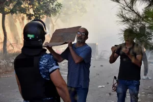 - Lübnan güçleri, molotof kokteyli, havai fişek, taş ve sopalarla