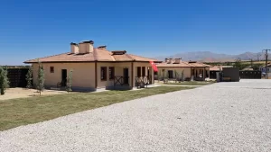 - "Söz verdik, sözümüzü tutuyoruz. Deprem bölgesinde yapımına başladığımız konutlarımız