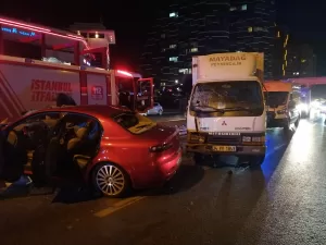 İSTANBUL (AA) – Bakırköy'de otomobil ile kamyonet çarpıştı, 1 kişi