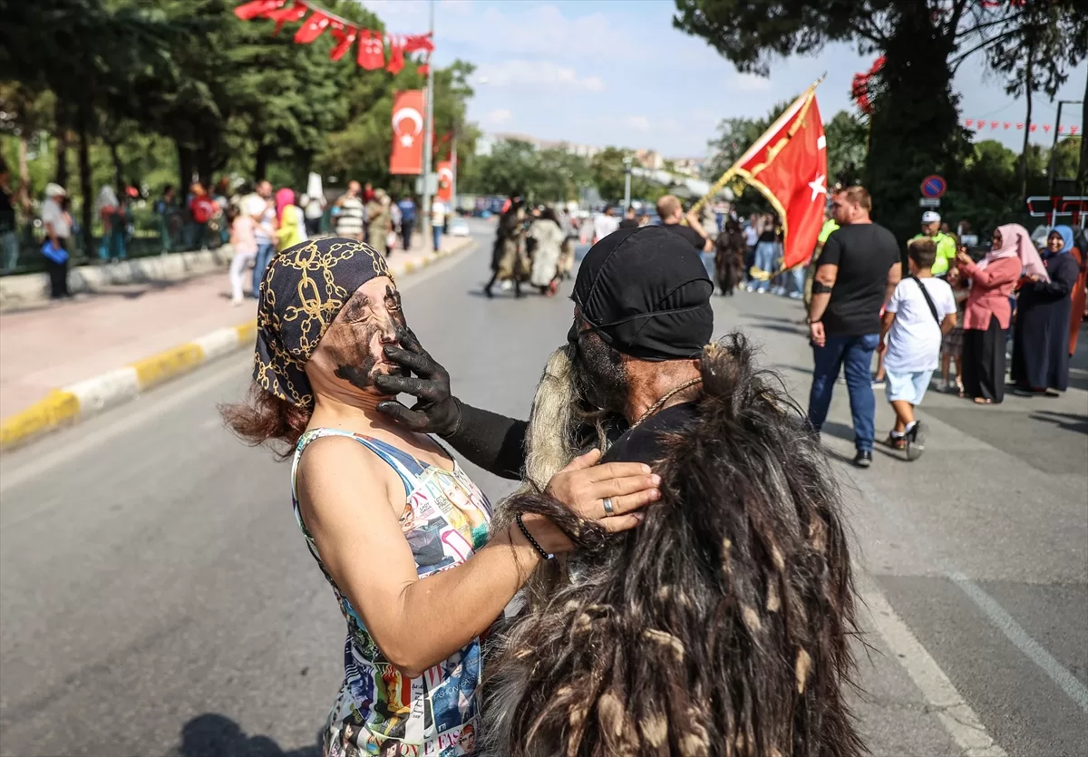 Balıkesir'in kurtuluş yıl dönümü geleneksel “Tülütabaklar” gösterisiyle renklendi