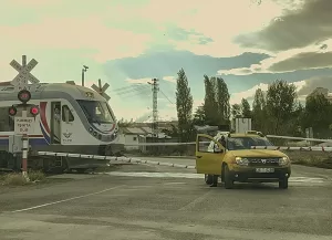 KARS (AA) – Kars-Akyaka arasında bölgesel sefer yapan raybüs, bariyerlerin