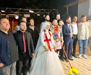 BİLECİK (AA) – Bilecik'in Yenipazar ilçesindeki düğününde hava soğuk olduğu