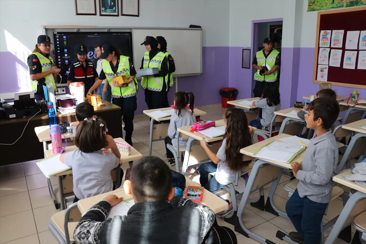 Bolu'da jandarma ekipleri öğrencilere kırtasiye malzemesi dağıttı