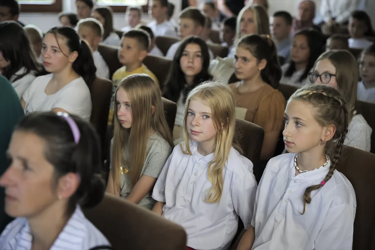 Bosna Hersek'te düzenlenen yaz okuluna katılan çocuklara diploma verildi