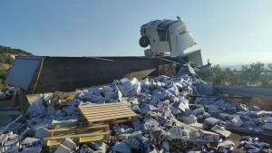 BURSA (AA) – Bursa'nın Orhangazi ilçesinde otoyolda devrilen ve kupası