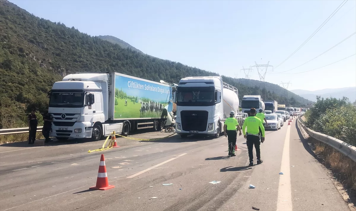 Bursa'da iki tır ve otobüsün karıştığı kazada 2 kişi öldü, 4 kişi yaralandı
