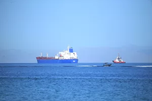 ÇANAKKALE (AA) – Çanakkale Boğazı'nda gemi trafiği, makineleri arızalanan tankerin