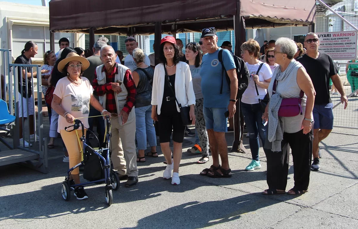 “Crown Iris” kruvaziyeri 1606 turistle Alanya'ya geldi