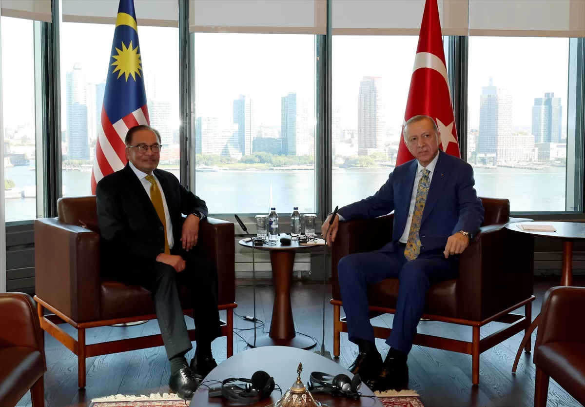 Cumhurbaşkanı Erdoğan, Malezya Başbakanı Enver'i kabul etti