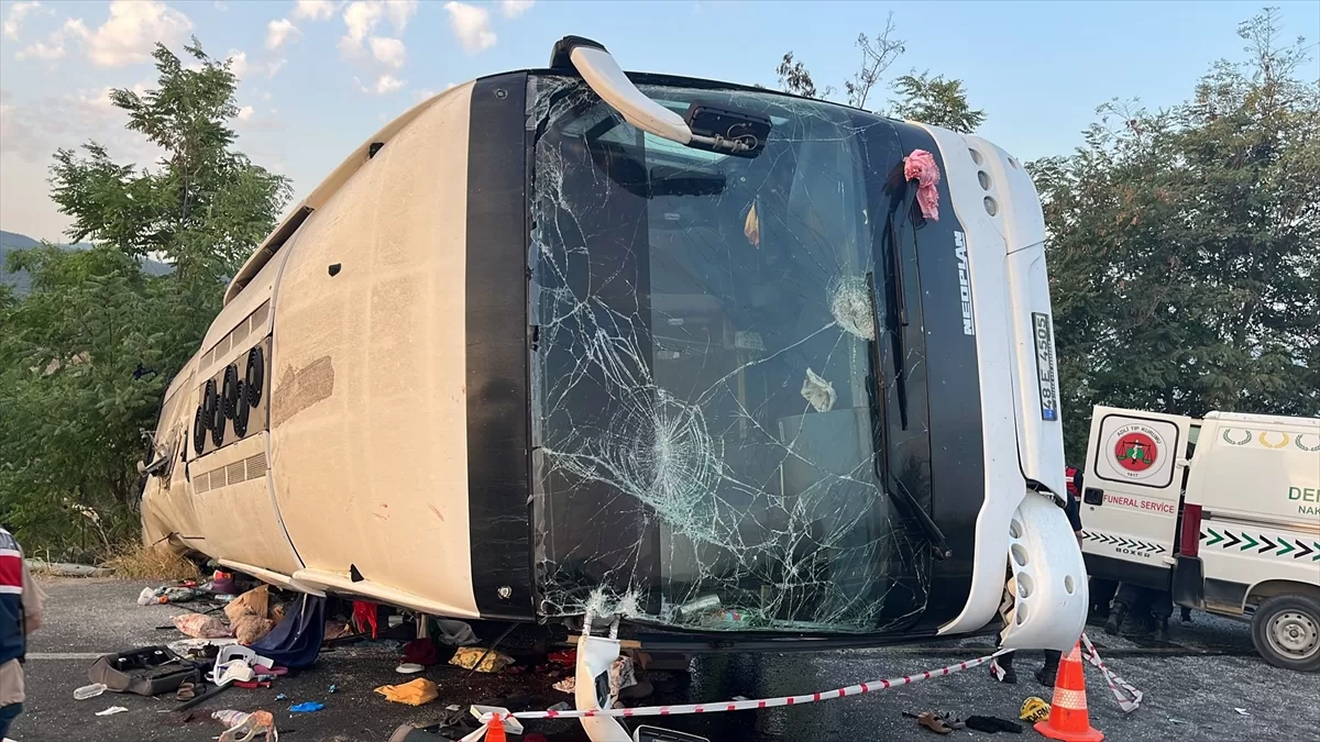 Denizli'de kum yüklü kamyonun çarptığı otobüsteki 6 kişi öldü