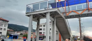 DÜZCE (AA) – Düzce'nin Kaynaşlı ilçesinde bisikletiyle üst geçitten düşen