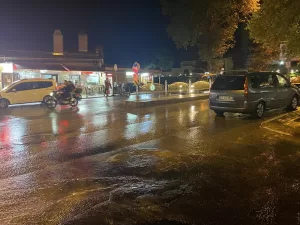 EDİRNE (AA) – Edirne'de sağanak, yaşamı olumsuz etkiledi. Kent merkezinde